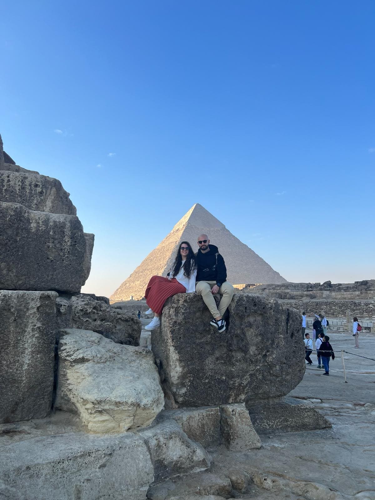 Marta y Alejandro frente a una pirámide en Egipto