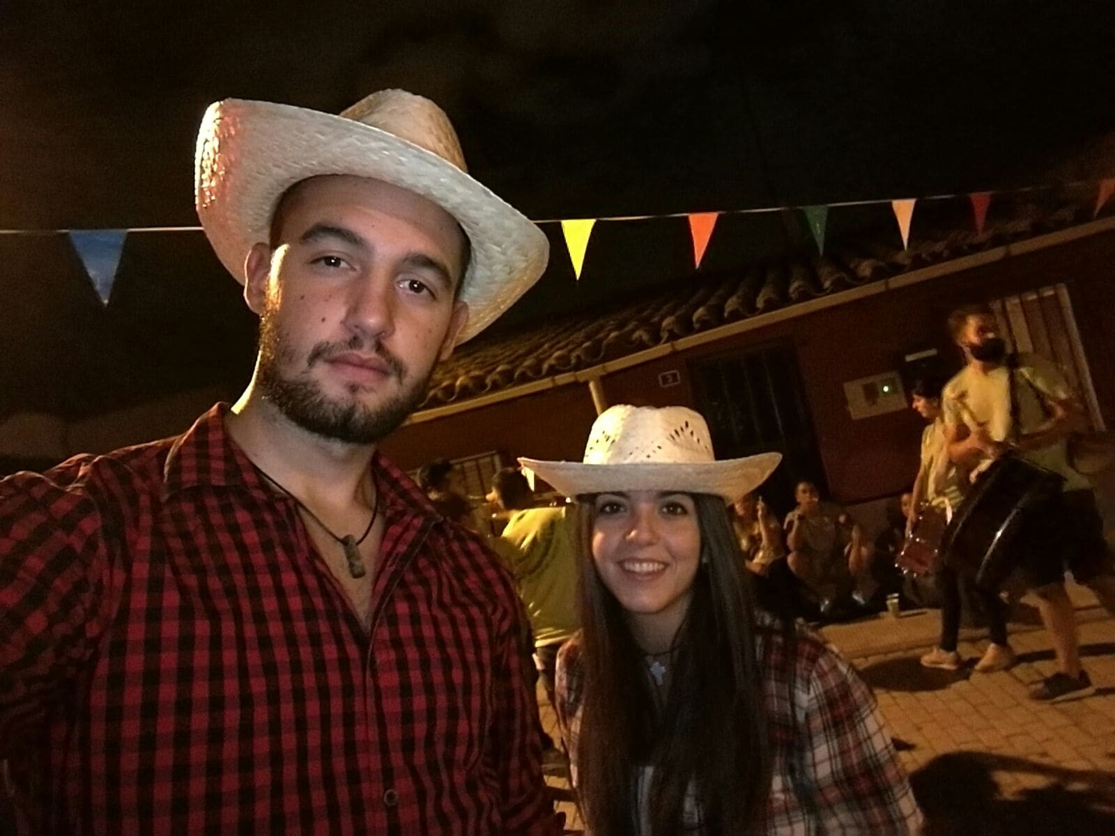Marta y Alejandro de jóvenes, ya de novios