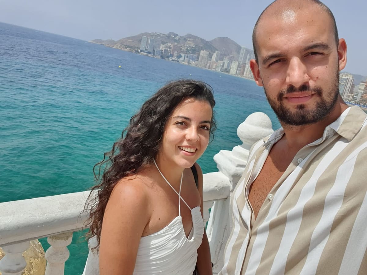 Marta y Alejandro junto al mar